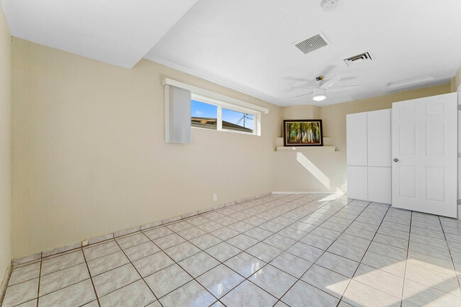 Building Photo - 2614 W Greenway Rd