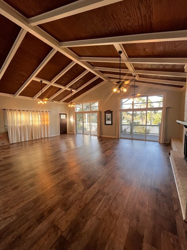 Building Photo - Beautiful lake front home in Lake Park