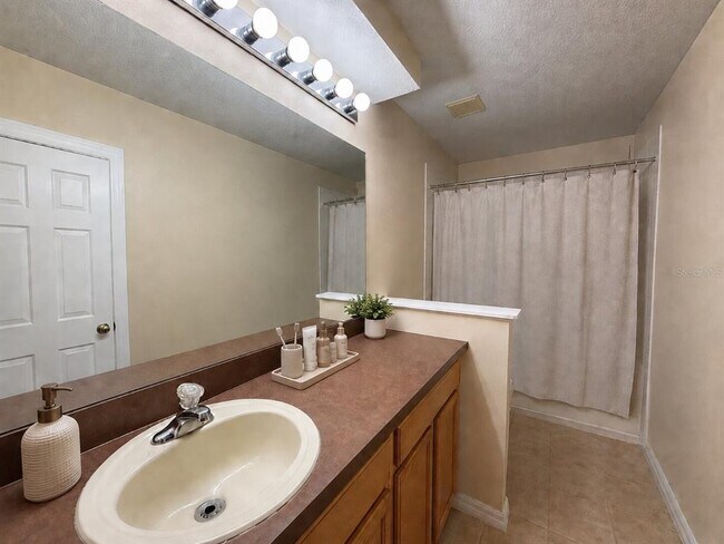 Building Photo - 12718 Somerset Oaks St
