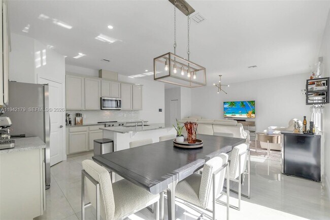 Building Photo - 1827 Lake Cove Dr