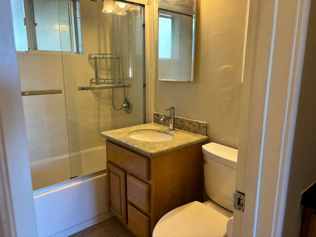 Building Photo - Well maintained 2 bed/1 bath apartment in ...