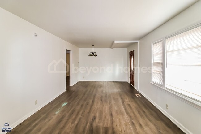 Building Photo - This 3 bedroom / 1 full bath and 1,284 sq feet House will Blow Your Mind!
