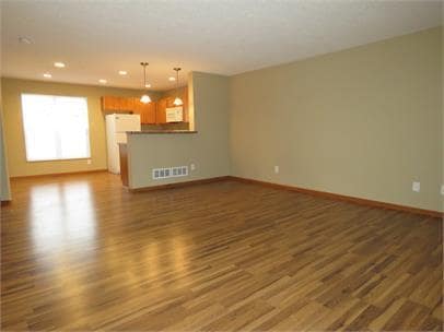 Building Photo - 3bd 2ba 2car garage town home $2295/mo+ utilities