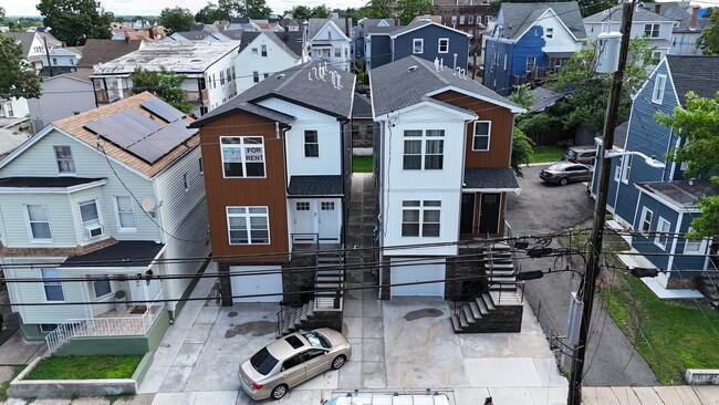 Building Photo - 565 E 24th St