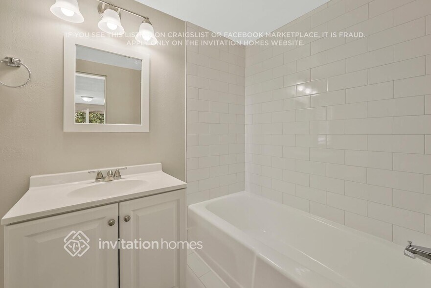 Building Photo - 450 Iris Rd