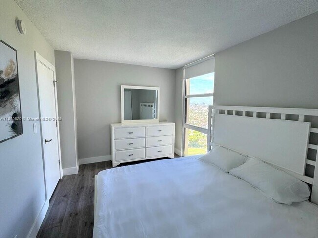 Building Photo - 20301 W Country Club Dr