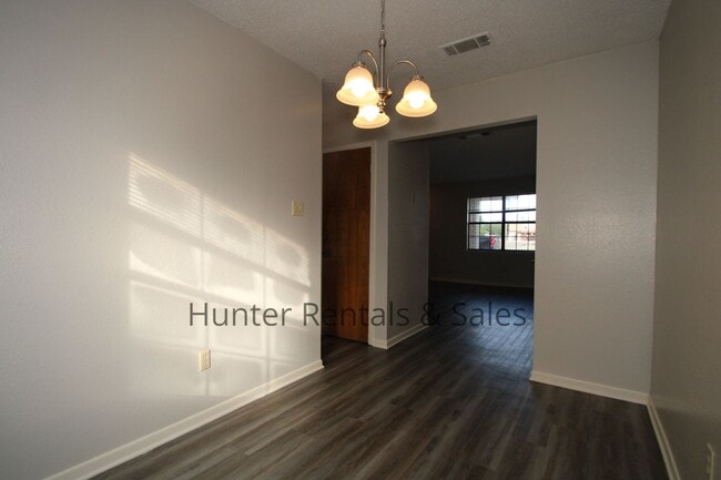 Building Photo - Super Cute!