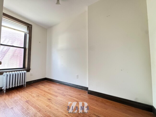 Building Photo - 471 Seventh Avenue
