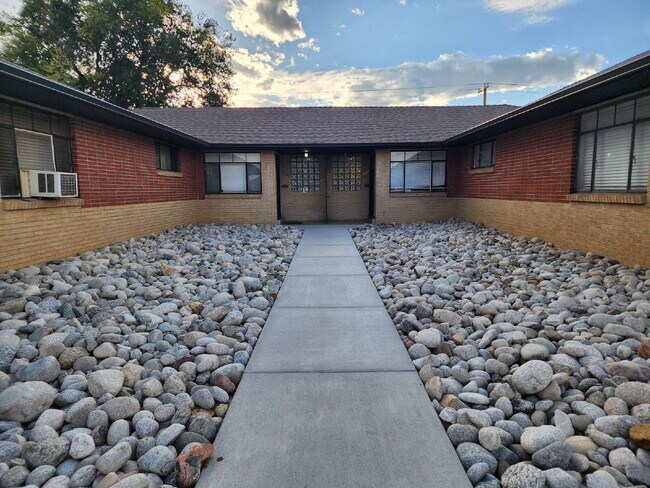 Building Photo - Charming 2 Bed 1 Bath in Park Hill!