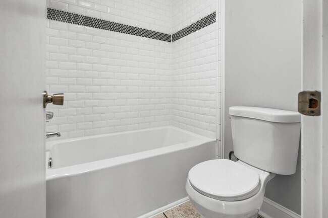 Building Photo - 920 Inglewood Ln