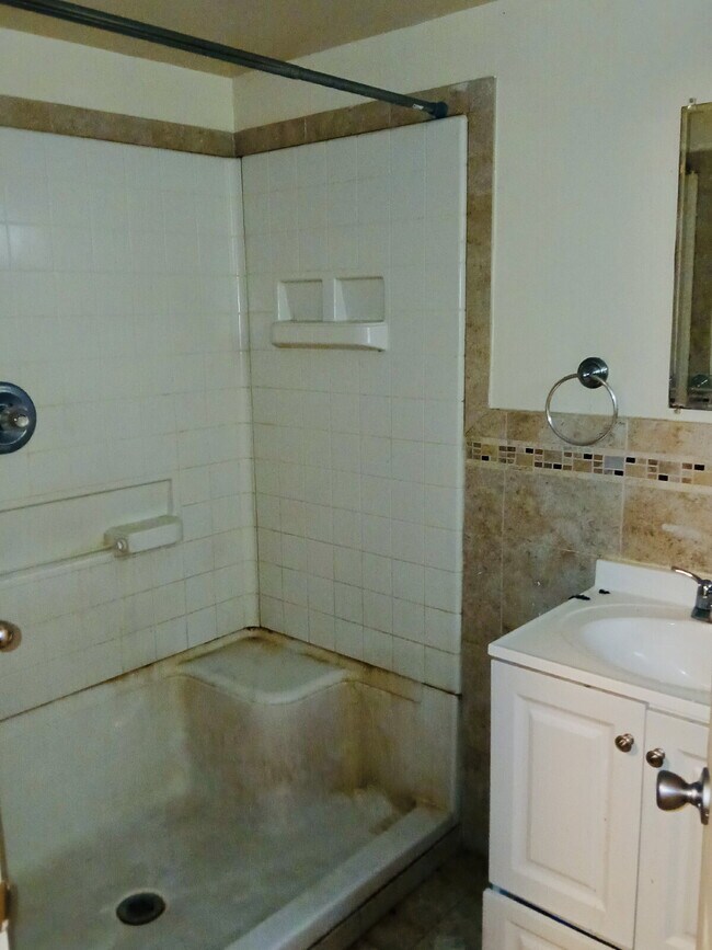 Building Photo - Charming 3-Bed, 2-Bath Gem on Woodbine Street – Cozy Comfort in 850 Sq Ft!