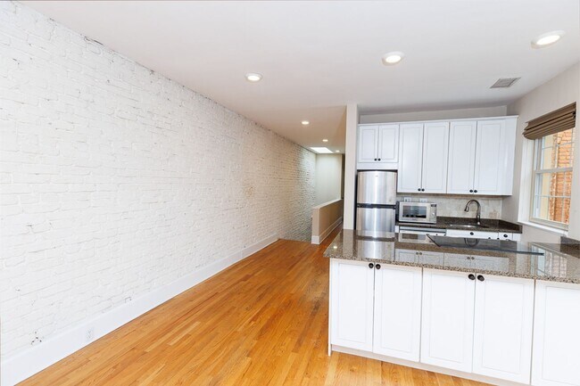 Building Photo - Large Sunny Dupont Two-Bed Condo Rental with Parking!