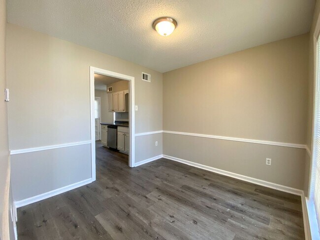 Building Photo - 3 bed, 2 bath home with access to 79 and 40.