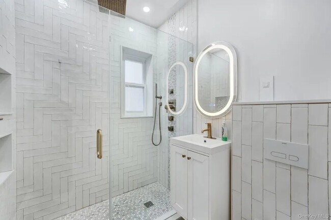 Building Photo - 251 E 46th St