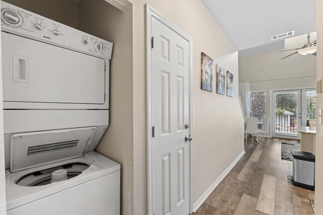 Building Photo - Beautifully furnished 2B/2B condo steps from Gulf of Mexico available for long term lease!