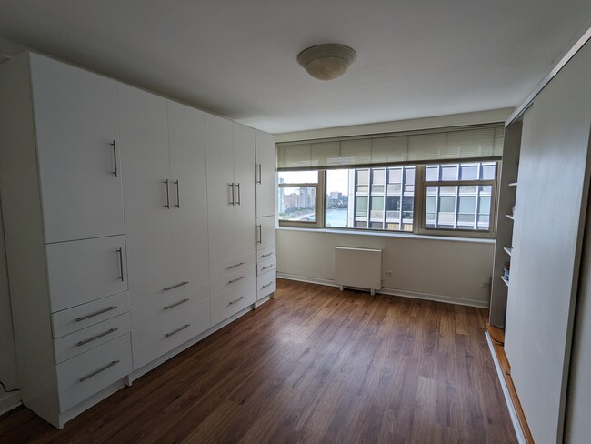 Building Photo - 253 E Delaware Pl