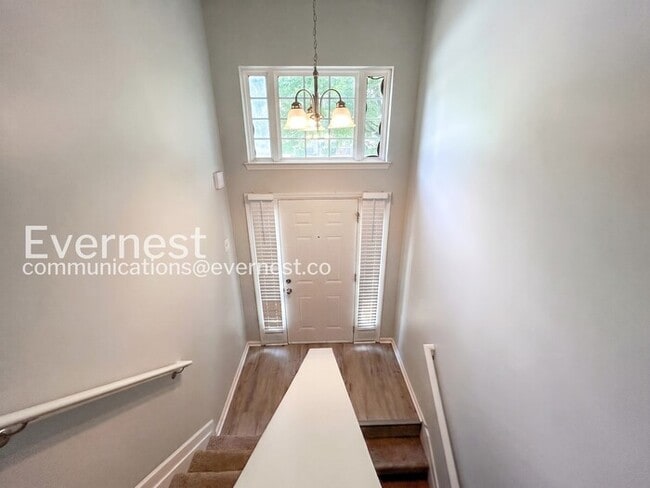 Building Photo - 3 Bed, 2 Bath Home with Garage / Pet-Friendly / Available Now!