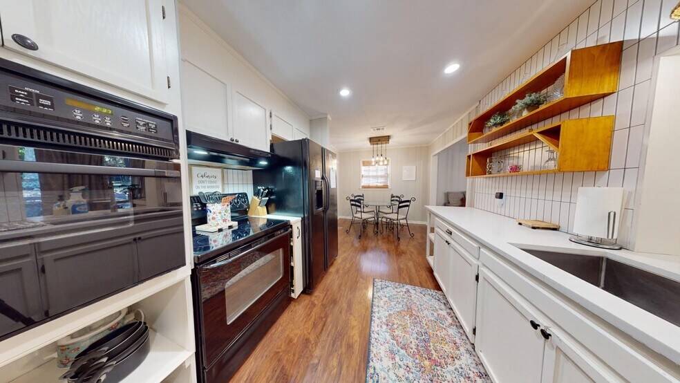 Building Photo - Super Cute One Level Home 1 mile from Toom...