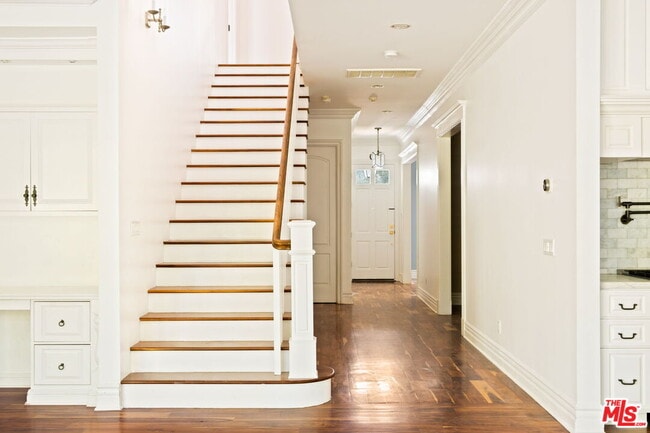 Building Photo - 765 N Almar Ave