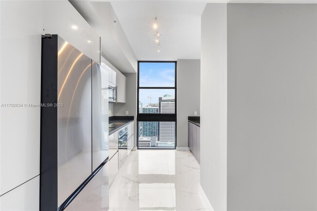 Building Photo - 1010 Brickell Ave
