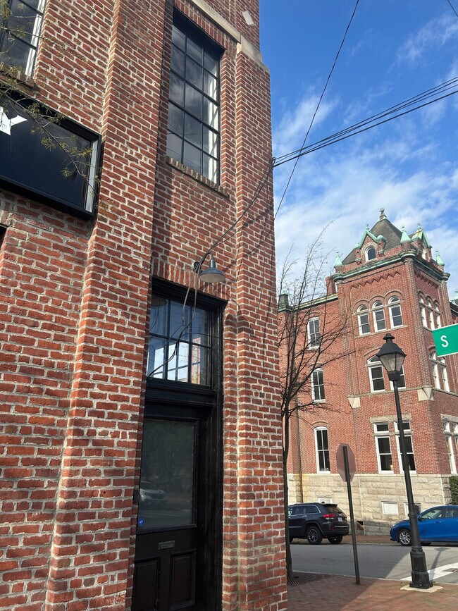 Building Photo - 2201 VA-5