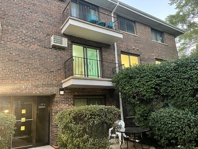 Condo unit with balcony - 1220 S Lorraine Rd