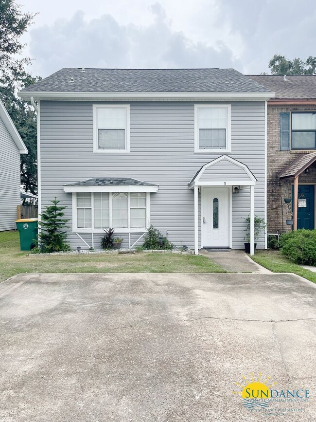 Primary Photo - Beautiful 3 Bedroom Townhouse Close to Bot...
