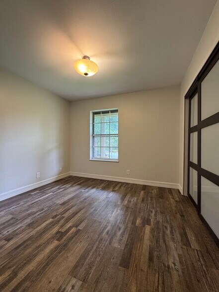 Building Photo - 302 Mobile Dr
