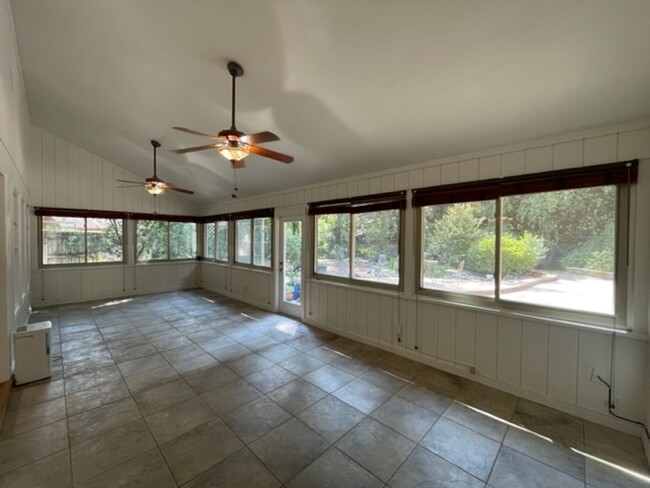 Building Photo - Beautiful 3 Bedroom, 2 Bathroom Home With ...