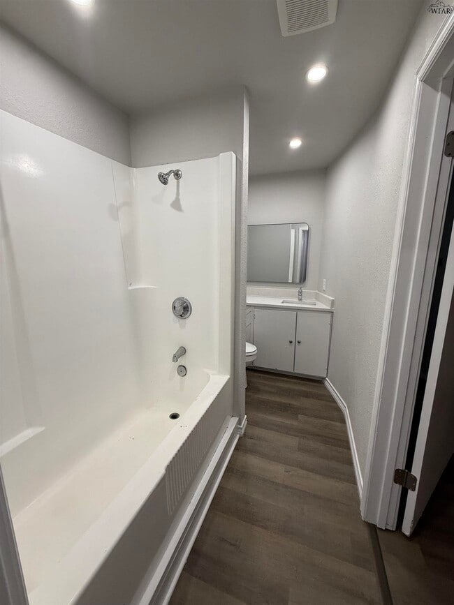 Building Photo - 1030 Wesley Dr