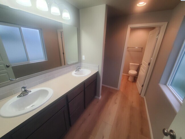 Building Photo - Kennewick Rambler with 3 Car Garage