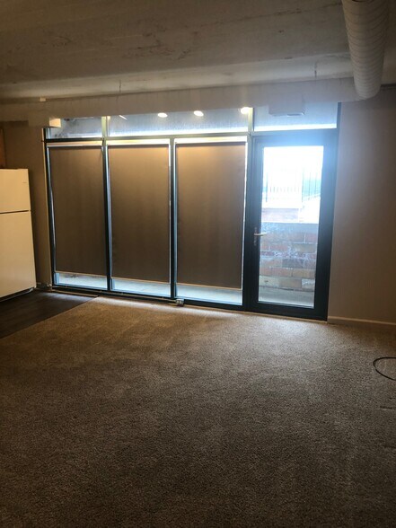 Building Photo - 401 W Shoreline Dr