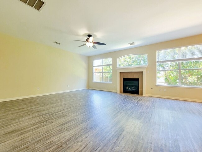 Building Photo - Large 4 Bed, 2.5 Bath Home Perfect for Com...