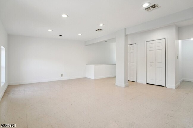 Building Photo - 109 S Orange Ave
