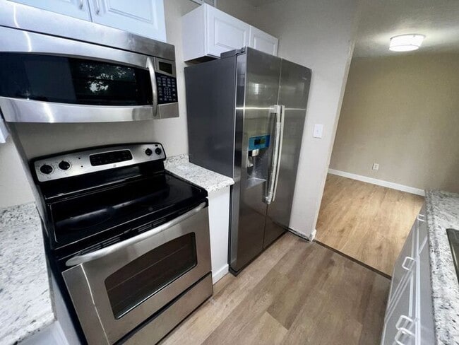 Building Photo - Remodeled 4 Bedroom 2 Bath Home Minutes from Sanford international Airport!