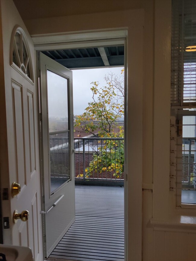 Building Photo - Large Renovated Unit in Allston. 3 bed. 2 ...