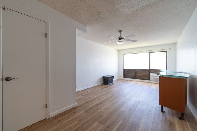 Building Photo - $2600 | 2br/1.5ba/2prkg Condo at Pearl Hig...