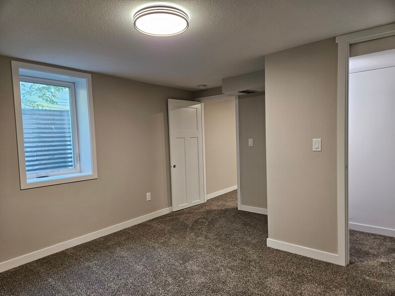 Lower level bedroom - 413 SW Westlawn Dr