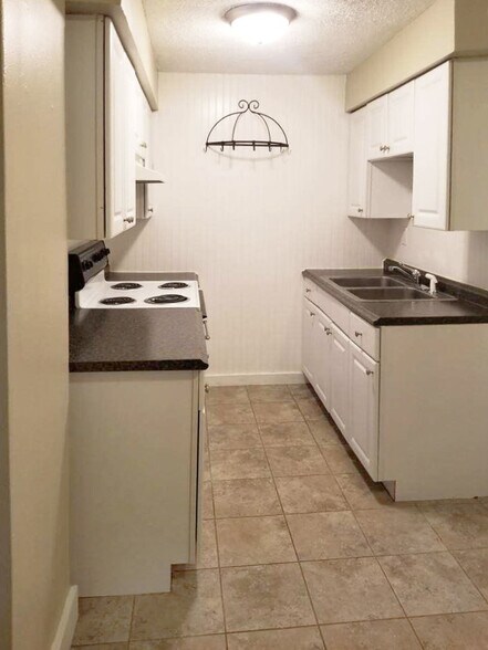 Kitchen - 542 6th W St