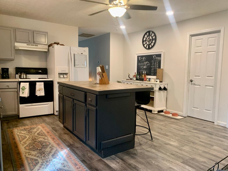 Building Photo - 840 Hope St