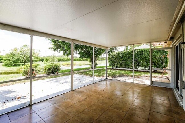 Building Photo - 2542 Country Golf Dr
