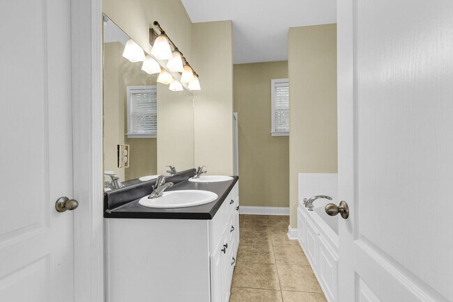 Building Photo - 4 Bedroom 2.5 Bathroom single family home ...