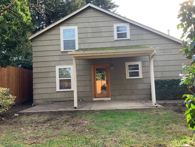 Building Photo - A Must See! 4 Bedroom House in North Eugene