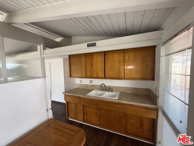 Building Photo - 3355 Kallin Ave