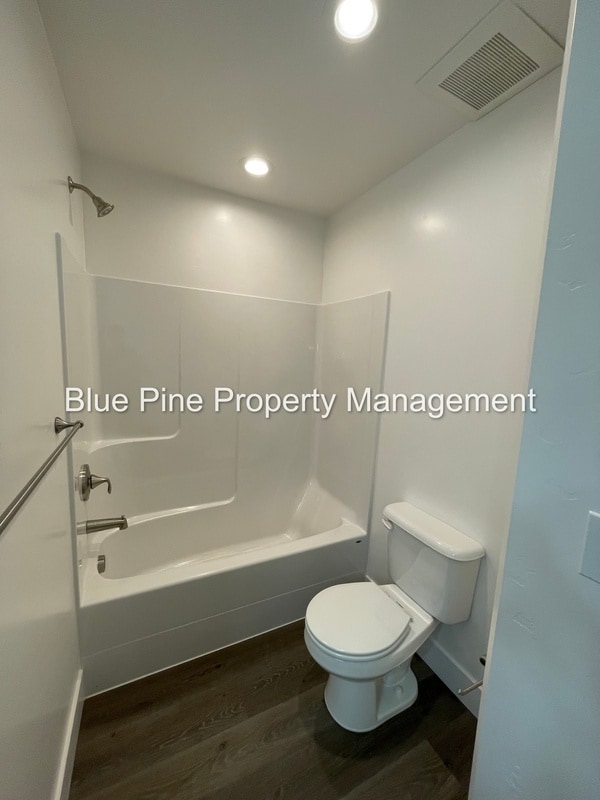 Building Photo - 5844 Wildrose Ave