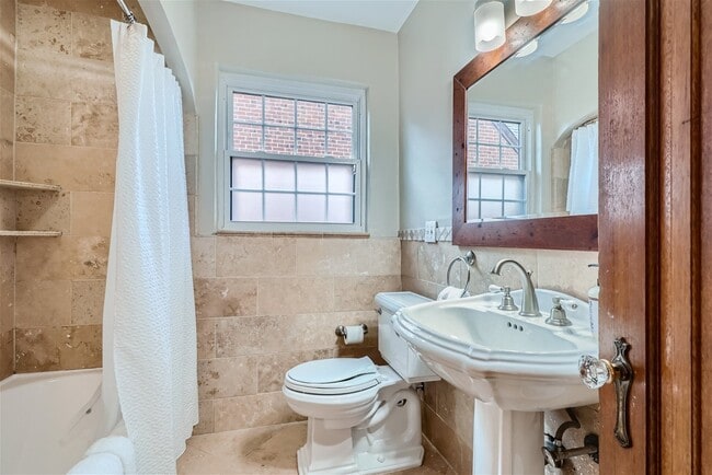 Building Photo - 695 Ash St.