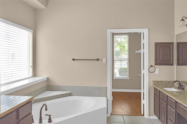 Building Photo - 2704 Oakland Hills Dr