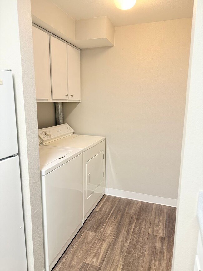 Building Photo - Top-Floor Living Starts Here! Apply by 7/11 get ONE MONTH FREE