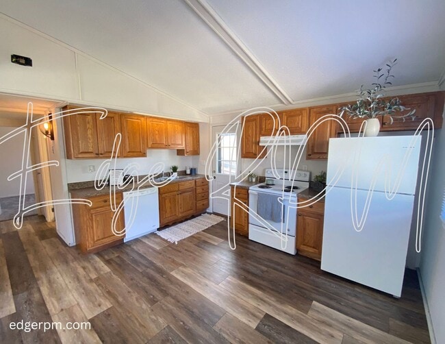 Building Photo - Updated 2 Bedroom, 1 Bath Townhome – Great...