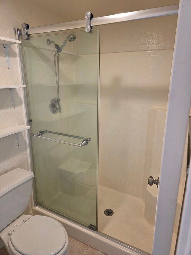 Building Photo - Vibrant 2 bedroom/2 bath condo in a great community with quick access to main commuter arteries